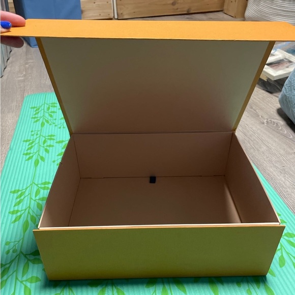 Empty box - Picture 3 of 4